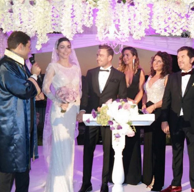 Beşiktaş Belediye Başkanı Av. Murat Hazinedar'ın kıydığı nikahta Merve Boluğur'un şahitliğini Eliz Sakuçoğlu ve Serpil Coşan yaparken, Murat Dalkılıç'ın nikah şahitliğini Gürdal Abacı ve Önder Altunbaş yaptı.
