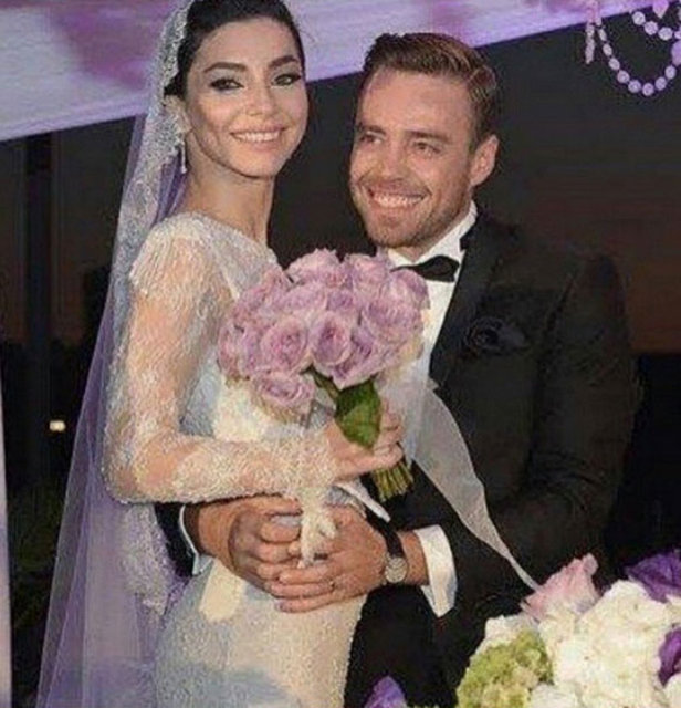 Öte yandan Merve Boluğur ve Murat Dalkılıç'ın düğününe önceki akşam Adile Sultan Sarayı ev sahipliği yaptı. Nikah kıyılmadan önce Murat Dalkılıç ve Beşiktaş Belediye Başkanı Murat Hazinedar arasında geçen diyaloğ ünlü oyuncunun ilk ismini ortaya çıkardı.