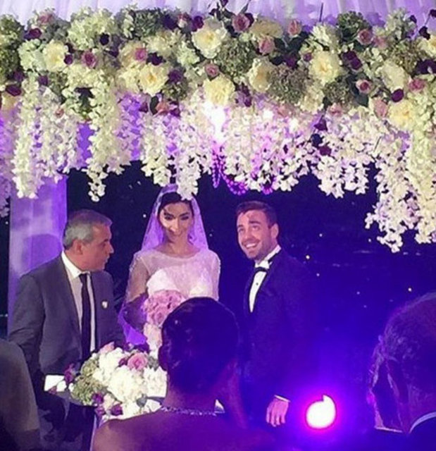 Nikah masasında adı sorulan Dalkılıç "Murat Dalkılıç" yanıtını verince Başkan Murat Hazinedar ilk ismini söylemeyen ünlü popçuyu "Sırrı Murat Dalkılıç" diyerek nikahı kıydı.