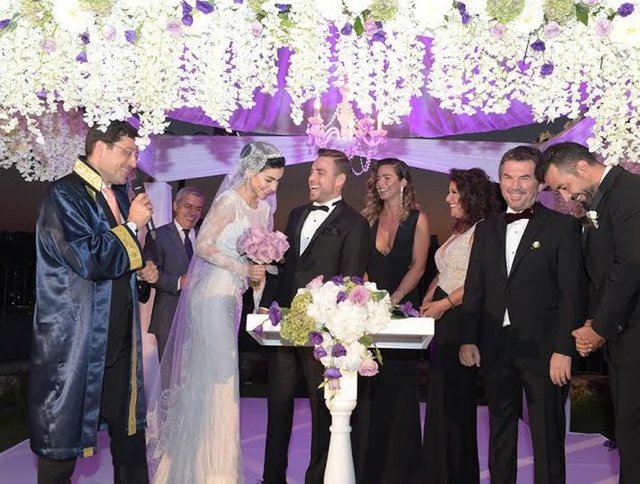 HT MAGAZİN - Merve Boluğur-Murat Dalkılıç çifti önceki gün Adile Sultan Sarayı'nda yapılan düğünle yaşamlarını birleştirdi.