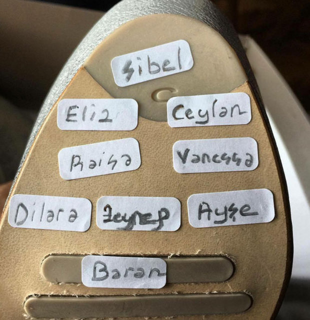 Öte yandan güzel oyuncu, geleneğe uydu ve düğün öncesi bekâr olan yakın dostlarının isimlerini ayakkabısının altına yazdı.