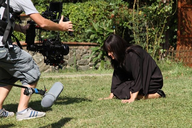 Mayıs Kraliçesi setinden ilk fotoğraflar