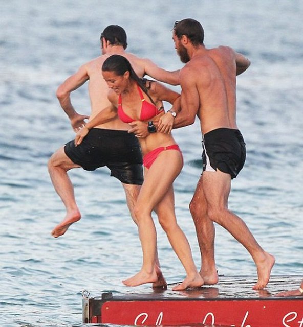 Düşesin 2011'deki düğününde dünya basınının dikkatini çeken Middleton, bir dirhem bile yağ olmayan vücudunu bir kez daha gözler önüne serdi.