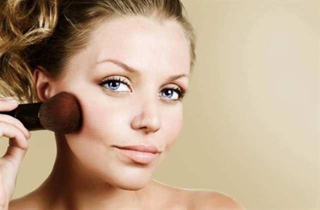 Aydınlatıcılarla güzel bir karışım yaparsanız ve cilt yüzeyine güzelce yayarsanız bunu engellemiş olursunuz.  -