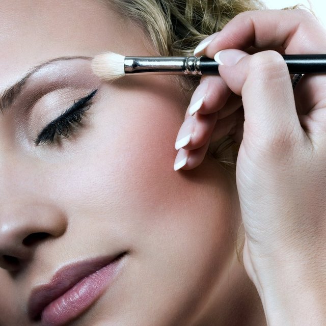 5. Siyah eyeliner ve siyah rimel: Siyah renkteki düzgün çekilmiş bir eyeliner ve siyah bir rimel gözlerinizi vurgulayacak ve mükemmel bakışlar elde etmenizi sağlayacaktır. Bu avantajı fotoğraf çektirirken mutlaka kullanın.