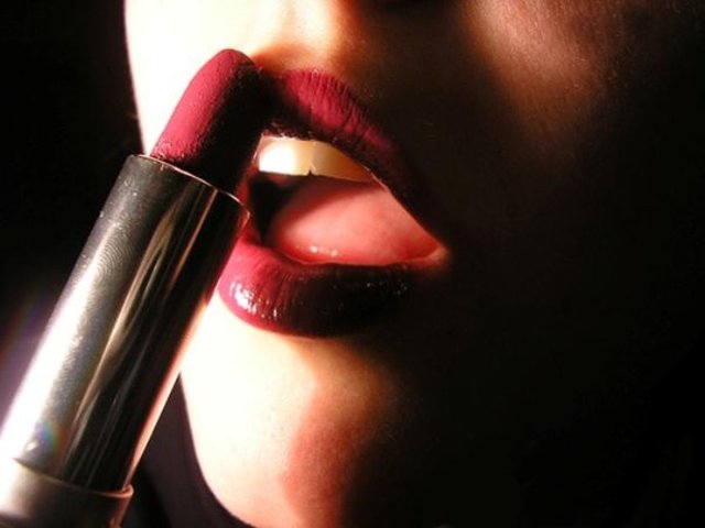 7. Rujsuz çıkmayın: Fotoğraflarda iyi çıkmak istiyorsanız ruju asla es geçmeyin.  -