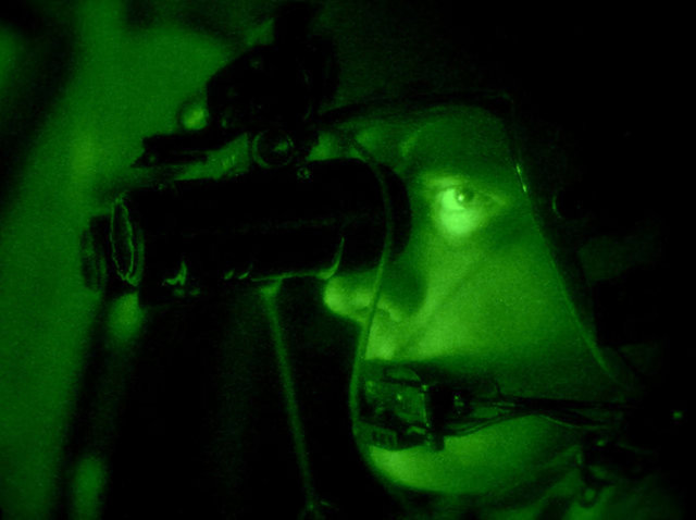 Gece görüş gözlüklerinin neden yeşil olduğunu biliyor musunuz? Çünkü gözlerimiz yeşilin tonlarını diğer renklere göre daha çok ayırt ediyor.