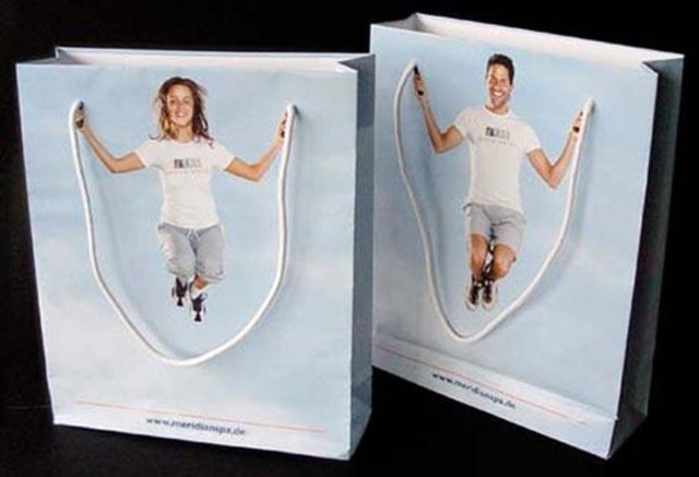 Bu reklamlara yaratıcı alışveriş poşetleri de dahil oldu.