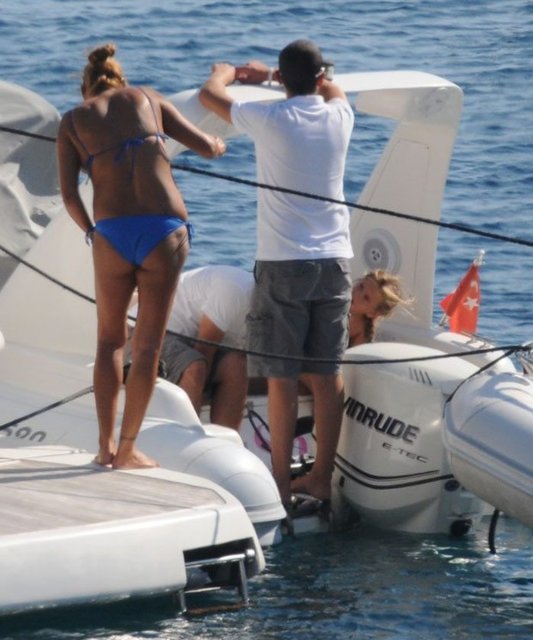 Hürriyet'ten İsmail Bayrak'ın haberine göre; Pınar Altuğ Yalıkavak açıklarına demirlediği teknesinde önceki gün kızı Su'yla görüntülendi.