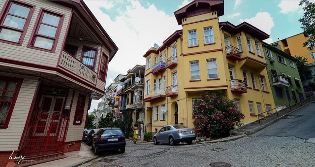 Bu bakımlı binaların önünde ve merdivenlerin de çok doğal ve güzel fotoğraflar çektirebilirsiniz.