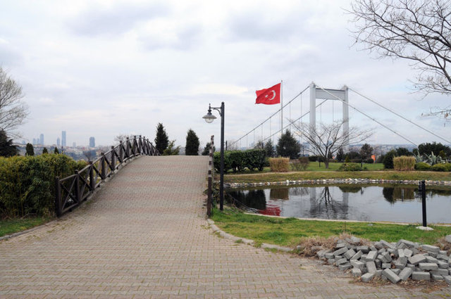Parkında içinde bir de köprü var. Farklı mekanların bulunması sebebiyle düğün fotoğrafları için de çok uygun bir mekandır. Köşlerin içinde resim çektirmek için önceden Beltur'dan izin alınması gerekiyor.