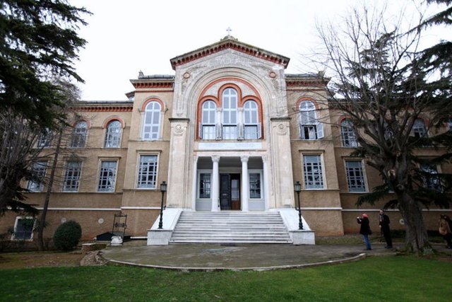 Tarihi binalar, rengarenk çicekler, ağaçlar ve faytonlarıyla adalarda çok hoş ve güzel düğün fotoğrafları çektirebilirsiniz. Bunun için vapur, motor veya deniz taksi ile adalara gitmeniz gerekiyor.