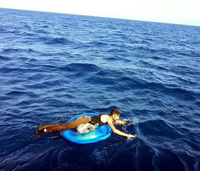 deniz yatağı ve can simidiyle denize açılan üniversite öğrencisi 3 Suriyeli kaçak göçmen akıntıya kapılıp, sürüklenirken Türk Sahil Güvenlik ekipleri tarafından kurtarıldı.