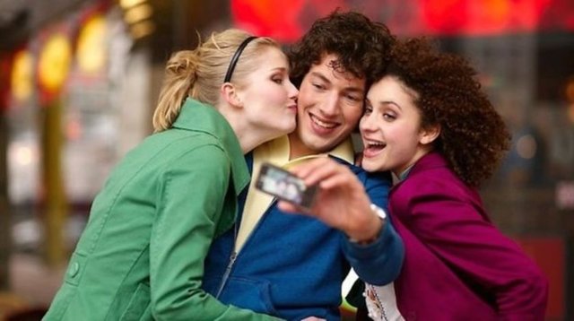 Ardından arkadaşlarınızın bulunduğu fotoğraflar için Messenger paylaşım önerilerinde bulunuyor.