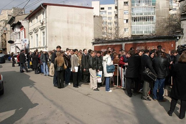 Gerçekte ise her şeyini arkasında bırakan mültecilerin kamyon kasalarında ve botlarla taşınarak umutları karşılığında hayatları ellerinden alınıyor.  -