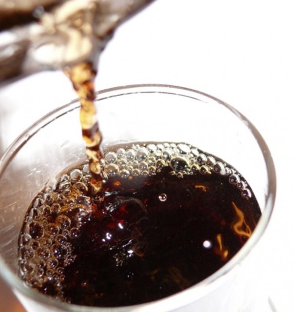 Diyet kolayı diyet sanmak: - Bir kutu kolada 25 küp şeker var. Bu yüksek şeker içeriğini bir bardak suda kullansak o içilemez hale gelir. Bu nedenle kolalı içeceklerdeki şeker, asit içeriğiyle birleşince içilecek hale geliyor.