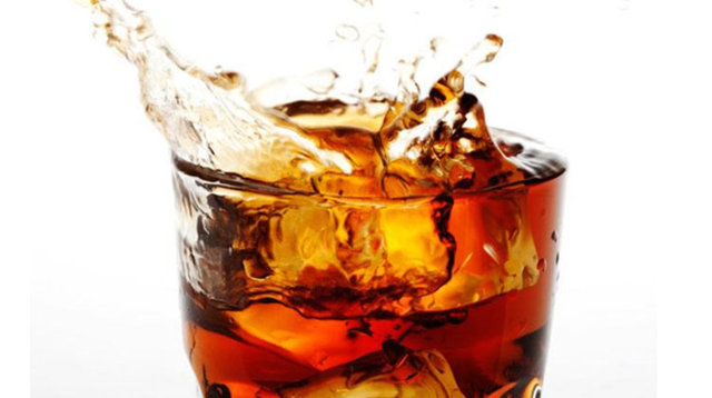 Diyet kolanın kalorisi düşük ama yapay tatlandırıcı kullanıldığından dolayı insülin direncine neden oluyor. Diyet kola ayrıca kafein içeriği nedeniyle vücutta ödem oluşturuyor. İçinde birçok katkı maddesi de bulunuyor. -  - Acıbadem Hayat -