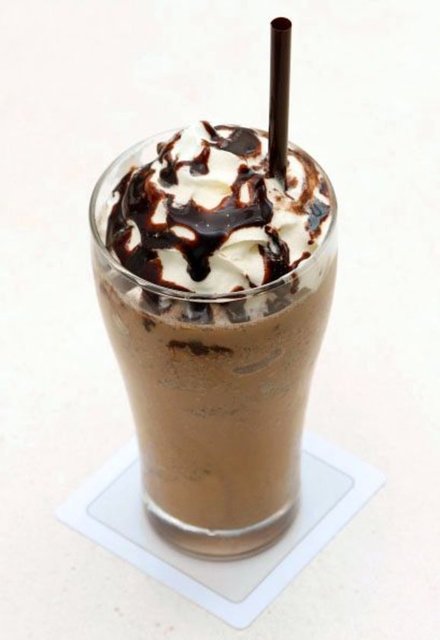 Sade kahvenin kalorisi çok az, ancak kahve karışım halinde olunca, çeşitli aromalar, kremalar katılınca 560 kaloriyi buluyor. Çoğu zaman beslenme uzmanları sadece öğle yemeğinde yaklaşık 500 kalori tüketilmesini istiyor.