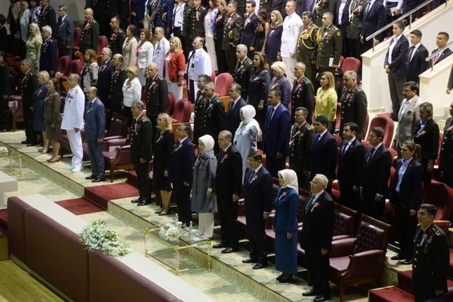 Genelkurmay Başkanı Orgeneral Hulusi Akar, törenin ardından düzenlenen ikram sırasında mezunlarla sohbet etti.