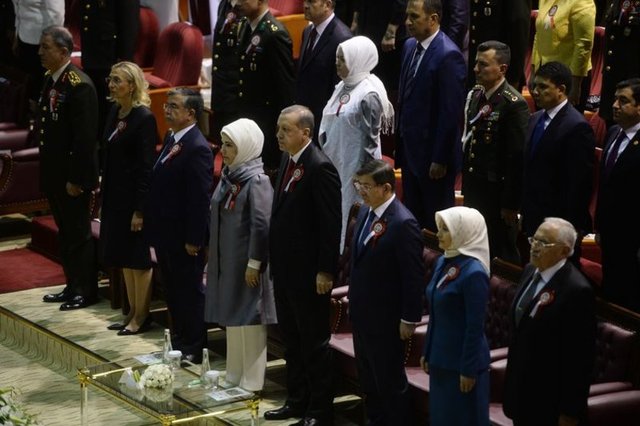 Tabip Teğmenler, Gülhane Marşı'nı okuduktan sonra, kılıç çekerek mezuniyetlerini kutladı.