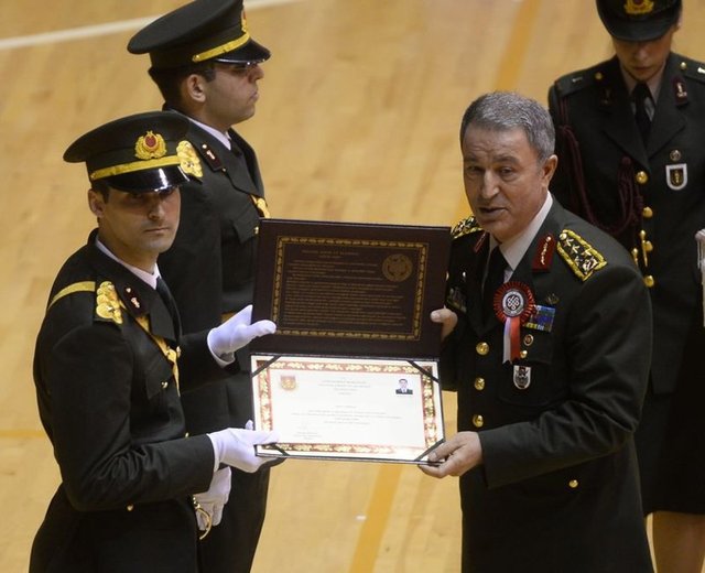 Daha sonra, dereceye giren öğrencilere ve diğer mezunlara diplomaları verildi. Dönem birincisi Mısırcı, diplomasını Cumhurbaşkanı Erdoğan'ın elinden aldı.