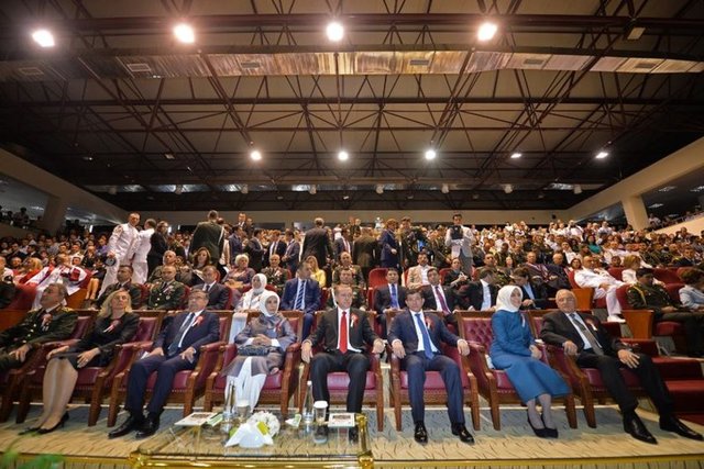 "Zaur sizin olduğu kadar müsaadenizle bizim de gururumuz" dedi. Nagiyev'in ailesi de Akar'a çocuklarının Türkiye'de okumasından büyük mutluluk duyduklarını ifade etti.  -