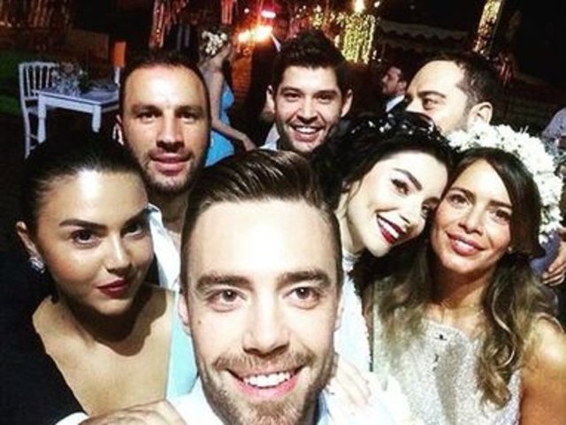 Âşıklar, yakın dostları Murat Dalkılıç ve Merve Boluğur'un İstanbul ve Çeşme'deki düğünlerine de birlikte katılmıştı.