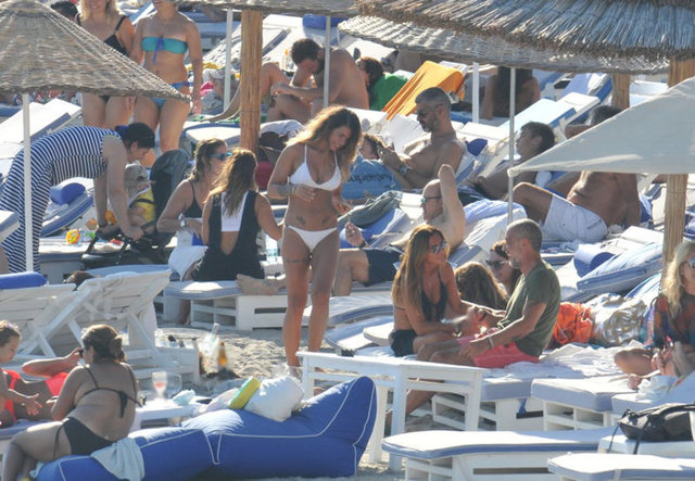 ELİZ PLAJA İNDİ - HT Magazin/ Yunus Emre ÇINAR - Eliz Sakuçoğlu, Çeşme tatiline devam ediyor.