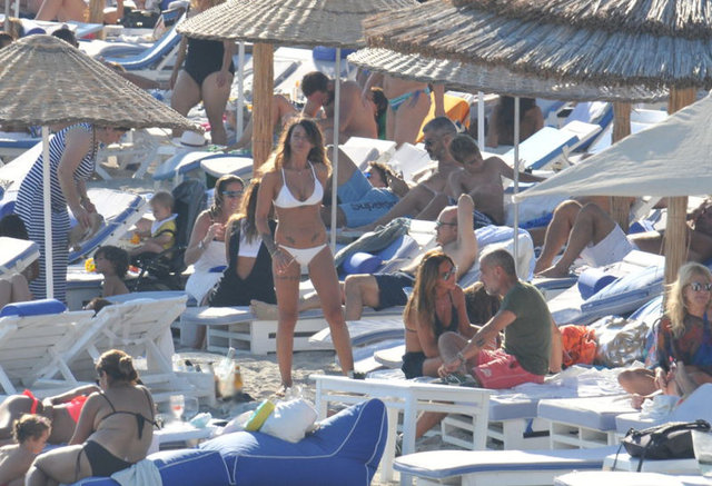 Medyatik güzel önceki gün, sevgilisi Beren Benan'la Alaçatı Zio Beach'teydi.