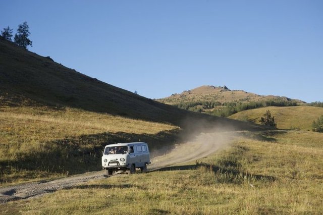 Altın Beşik Ergenekon Vadisi'ne özel yapım Rus arazi araçlarıyla gittik.