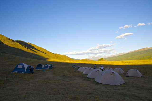 Ergenekon Vadisindeki bir gece konakladığımız çadırlar. Arkadaki dağlar ise altın ve demir madenin çıkarıldığı yerler.