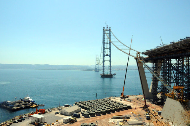 İstanbul-İzmir ulaşımını 3.5 saate indirecek olan Gebze-İzmir Otoyolu Projesi bünyesinde yer alan 'Körfez Köprüsü' inşaatı hız kesmeden devam ediyor.