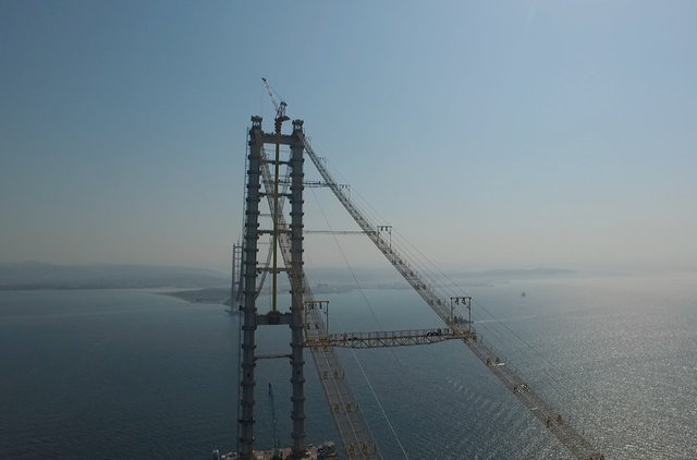Gebze-Orhangazi-İzmir otoyol projesinin en önemli bölümü İzmir Körfez Geçiş Köprüsü inşaatında kopan "Cat Walk" (kedi yolu) yeniden yapıldı.