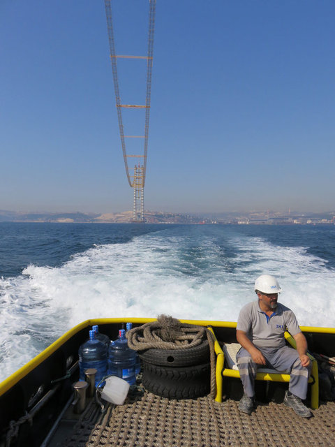 İki yaka arasında 330 bin metre ince kablodan oluşacak ana taşıyıcı kablonun yapımına geçilirken, köprünün ışıklandırılmasıyla İzmit körfezi inci gerdanlığına kavuştu.