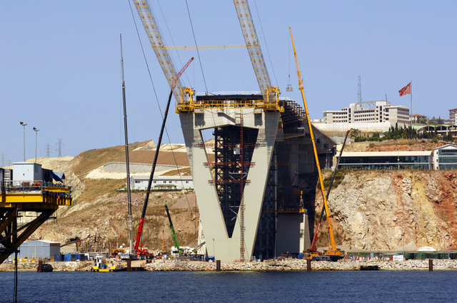 Köprünün geçiş ücretinin 35 dolar olacağı belirtilirken inşaatın tamamlanmasının ardından Körfez Köprüsü dünyanın en uzun dördüncü asma köprüsü ünvanına sahip olacak.
