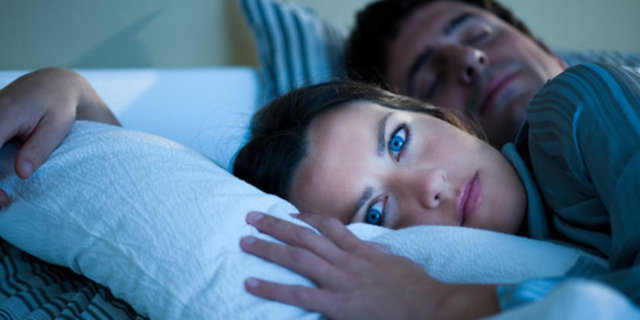 Aklınızı dağıtın: Yatağınızı sadece uyumak ve sevişmek için kullanmanız gerektiğini duymuş olabilirsiniz. Fakat okumak da iyidir.