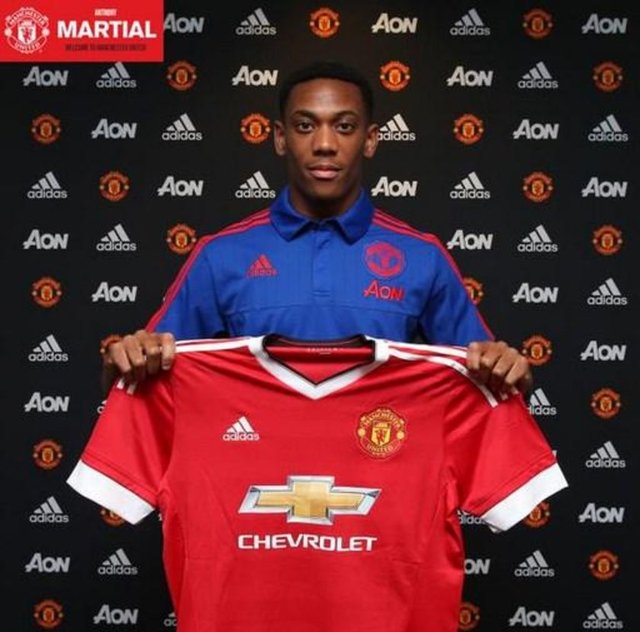 Manchester United, 19 yaşındaki Fransa'nın milli oyuncusu Anthony Martial'i 48 milyon Euro karşılığında Monaco'dan transfer etti.