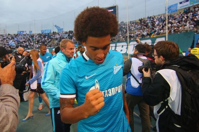 Zenit, Belçikalı orta saha oyuncusu Axel Witsel'i transfer etmek isteyen kulübün, serbest kalma bedeli olan 100 milyon avroyu ödemesi gerektiğini duyurdu.