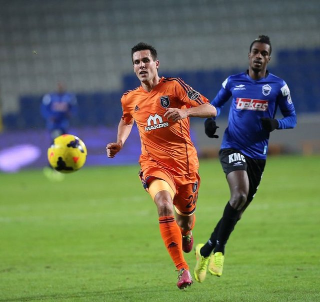 Medipol Başakşehir, Fransız forvet Jeremy Perbet'i, Belçika Ligi takımlarından Charleroi'ye kiraladı.