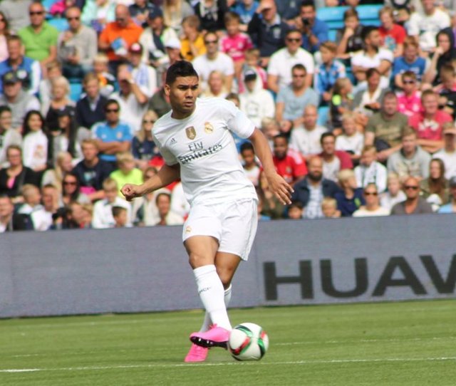 Real Madrid, 23 yaşındaki orta saha oyuncusu Casemiro'nun sözleşmesini 2021'e kadar uzattı.
