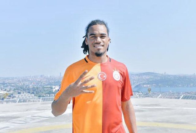 Galatasaray Kulübü, İngiltere Premier Lig takımı Manchester City'den Belçikalı futbolcu Jason Denayer'i kiraladığını borsaya bildirdi.