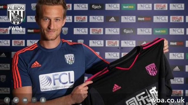 West Bromwich Albion, Manchester United'ın yedek kalecisi Anders Lindegaard ile 2 yıllık sözleşme imzaladı.