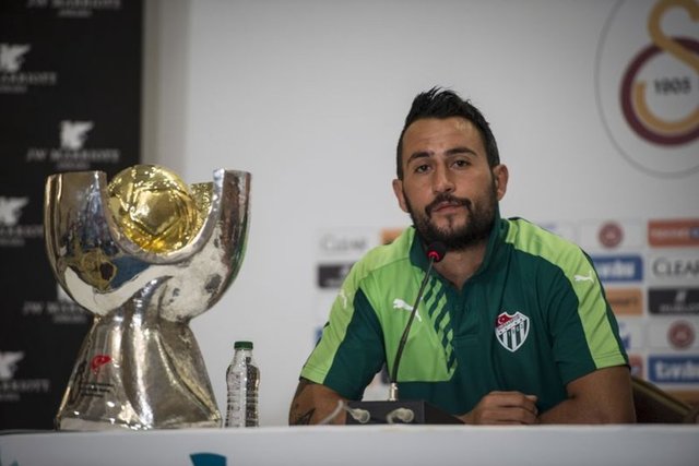 Bursaspor, ile sözleşmesini karşılıklı olarak fesheden Ozan İpek, Antalyaspor ile anlaştı.