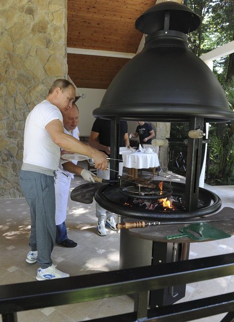 Putin ve Medvedev, antrenmanın ardından barbeküde kendilerine et hazırladı.