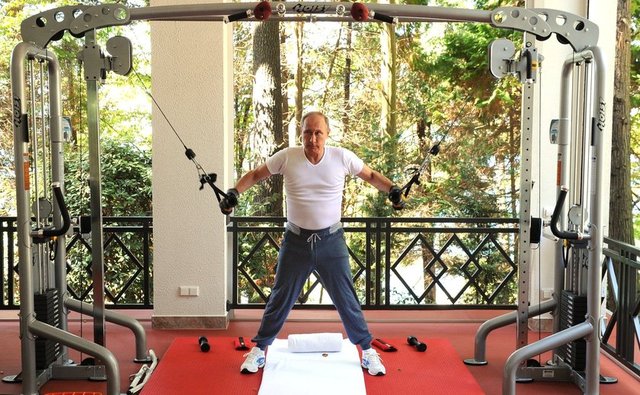 Putin bu kez de Rusya Başbakanı Dimitri Medvedev'le beraber Soçi şehrinde spor yaptı.