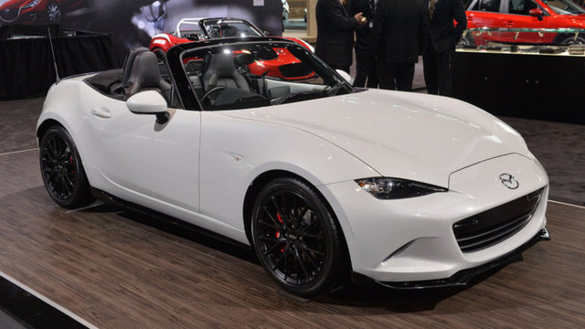 MAZDA MX5   - Mazda'nın en çok satan roadster modeli yenilenen hatlarıyla yeni sezonda meraklısı için geliyor.  -
