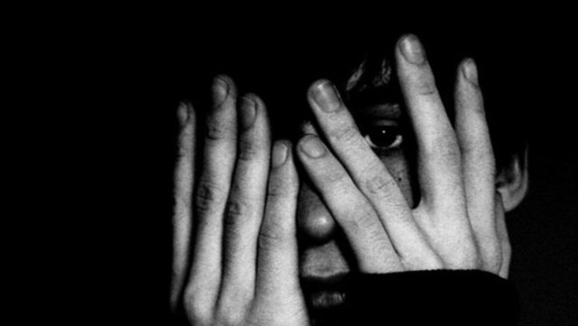 Fotofobi: Işıktan korkmak.