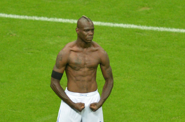 BALOTELLİ  - Antreman sahası yakınlarında trafik kazası yaptı. Polis, İtalyan yıldıza arka cebinde neden 5 bin sterlin taşıdığını sordu. Mario ise bu soruya şöyle cevap verdi: "Çünkü zenginim." -