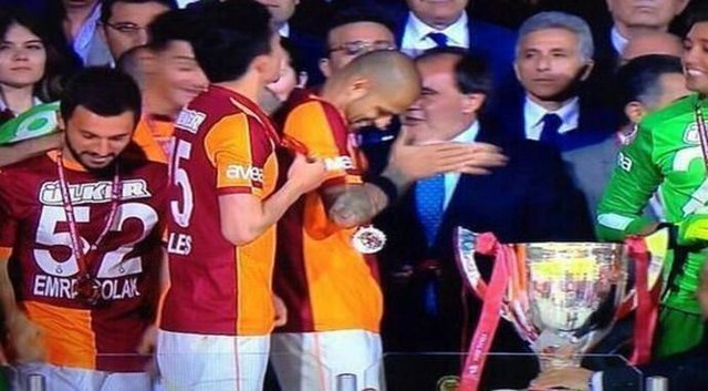 Türkiye Futbol Federasyonu Başkanı Yıldırım Demirören'in geçtiğimiz sezon kendisi hakkında söylediği sözler sebebiyle elini sıkmayan Melo, Süper Kupa finalinde aynısını yaparak elini sıkmadı.