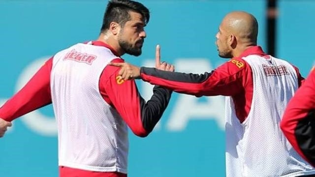 Brezilyalı futbolcu takım arkadaşı Gökhan Zan'la da antrenmanda kavga etmişti.